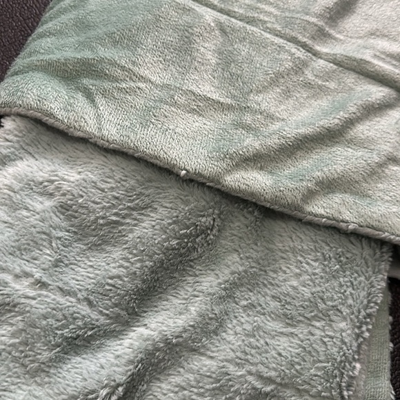 Light Green/Teal throw blanket - Picture 6 of 6